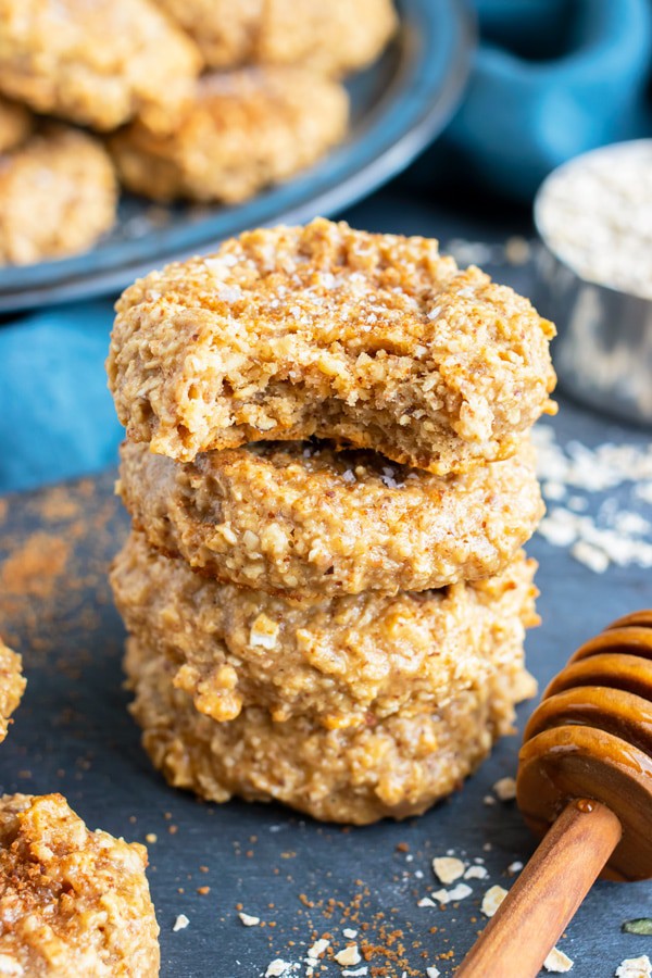  4-Ingredient Almond Butter Oatmeal Cookies 