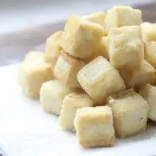 Crispy tofu cubes on paper towel.